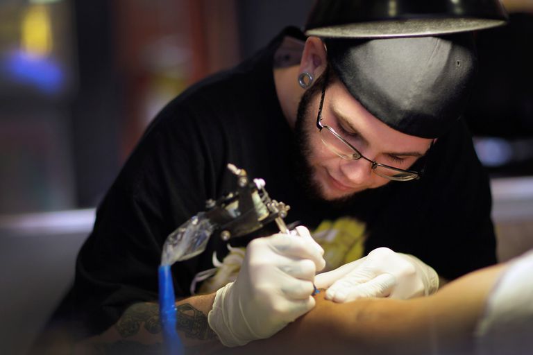 ¿Pueden los paramédicos y los médicos honrar a los tatuajes médicos?