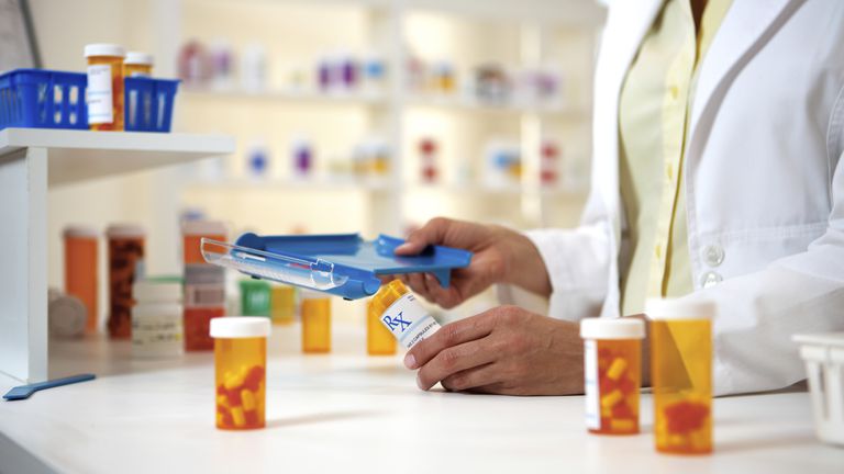 ¿Puede ahorrar dinero comprando medicamentos de farmacias canadienses?