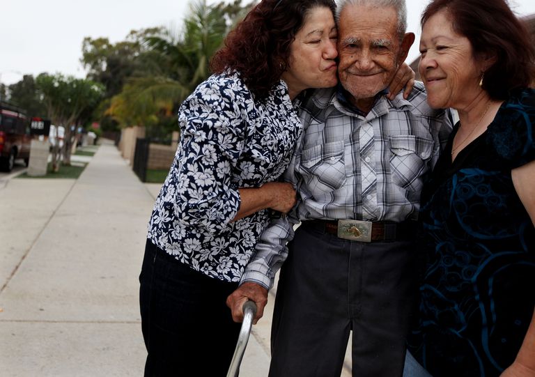 Cuidando y aumentando el riesgo de Alzheimer en los latinos