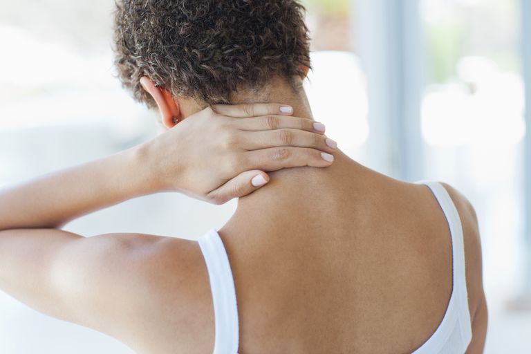 Dolor de espalda y cuello re La retracción cervical puede formar parte de su programa de ejercicios en casa si tiene artritis espinal o si necesita fortalecer los músculos del cuello. También es bueno para estirar o aflojar los músculos de la parte posterior del cuello.