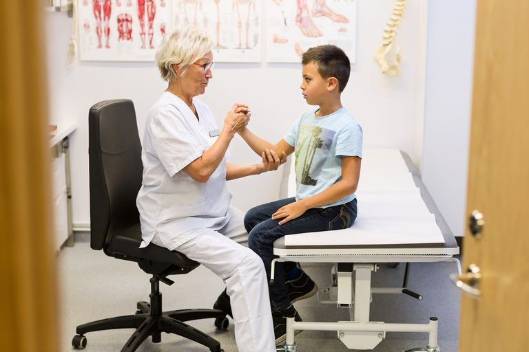 Los niños pueden desarrollar artritis juvenil