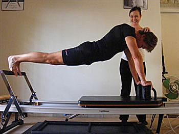 Corrigiendo un ejercicio en Pilates Reformer