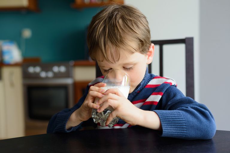 ¿Su hijo podría tener alergia a la leche?