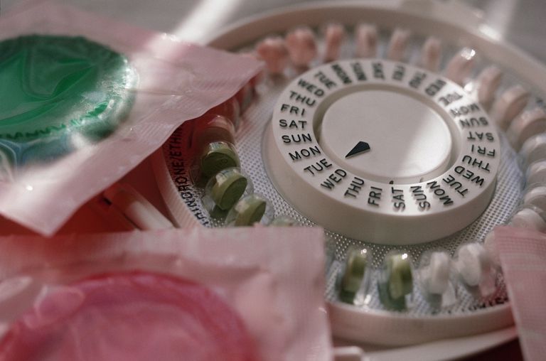 ¿El control de la natalidad detiene la ovulación?