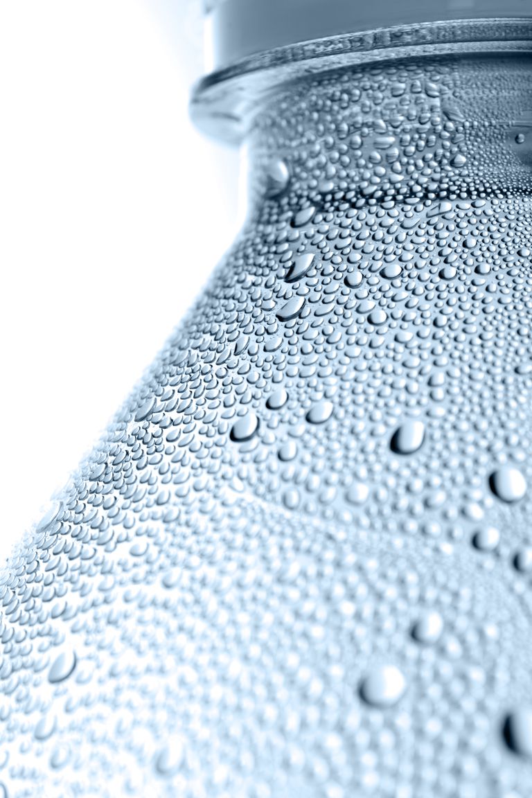 ¿Las botellas plásticas de agua congeladas causan cáncer?