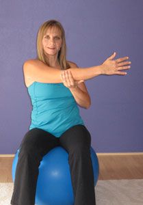 Estiramiento del hombro y la parte superior de la espalda en la bola del ejercicio