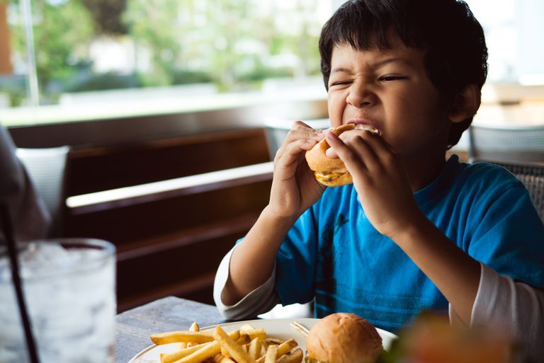 Consumo rápido de alimentos por niños estadounidenses