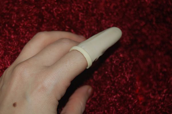 Cuna de dedo o condón para sexo seguro