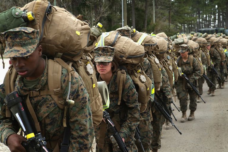 Entrenamiento físico y de levantamiento de pesas para reclutas militares
