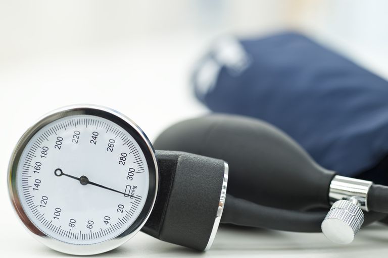 Salud del corazón schemes Existen dos esquemas diferentes de tipado para describir la presión arterial alta: clasificación y estadificación.