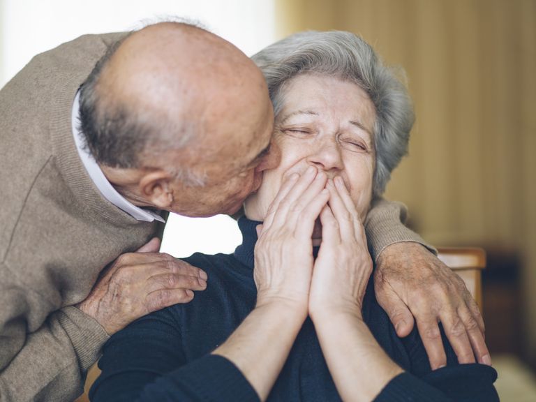 Cómo la enfermedad de Alzheimer puede causar comportamiento sexual extraño