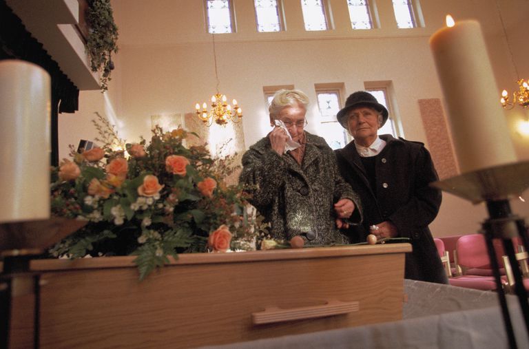 Cómo difiere un celebrante fúnebre de un director fúnebre Con Preocupaciones al final de la vida