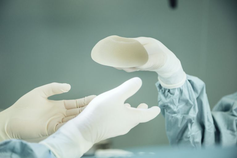 ¿Cómo se usa la silicona en los implantes mamarios?
