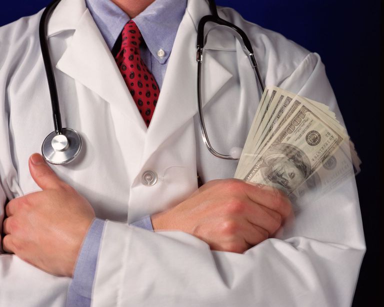 Cómo el dinero influye en nuestra atención médica