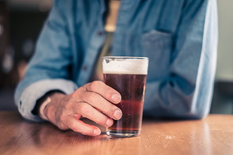 ¿Cuánto alcohol es seguro para que los hombres beban?