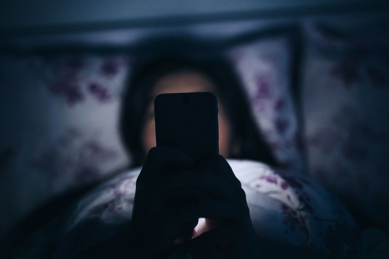 Cómo la luz de pantalla de los dispositivos afecta su sueño
