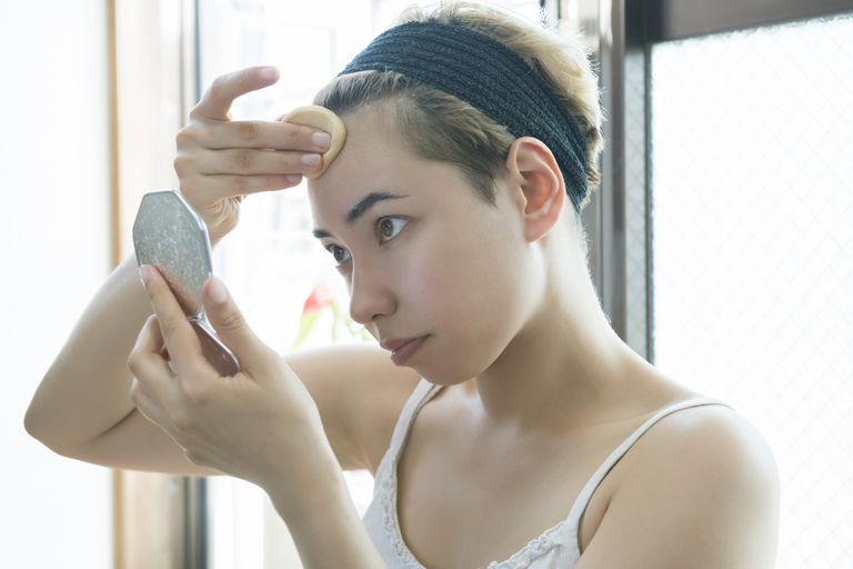 Cómo aplicar maquillaje para ocultar el acné