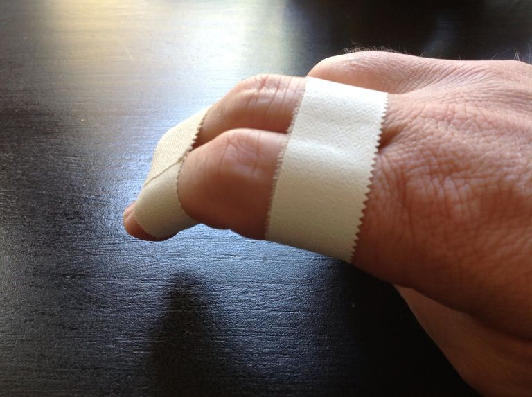 Cómo hacerse una cinta adhesiva con un dedo
