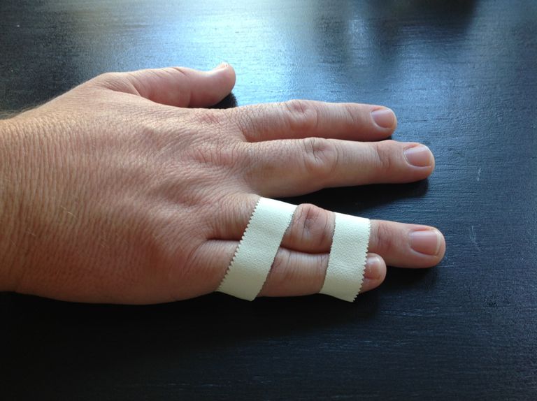 Cómo hacerse una cinta adhesiva con un dedo