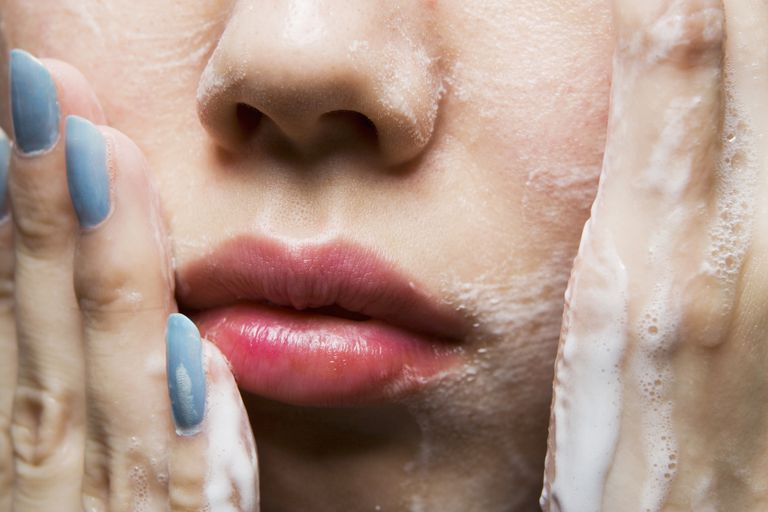 Cómo crear la mejor rutina de cuidado de la piel para el acné