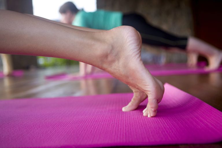 Cómo lidiar con los calambres en los pies durante el Yoga