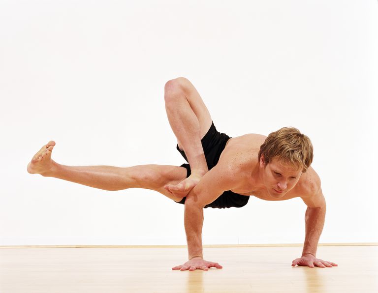 Cómo hacer Dragonfly Yoga Pose