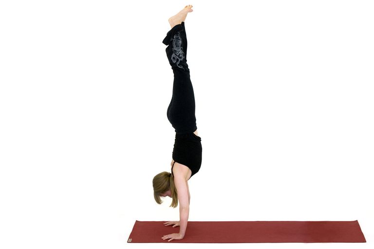 Cómo hacer un yoga Adho Mukha Vrksasana Handstand