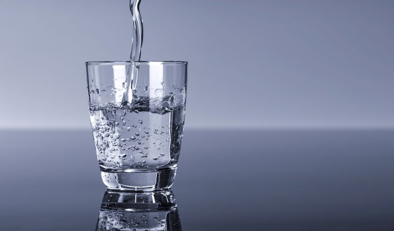 Cómo beber más agua para perder peso