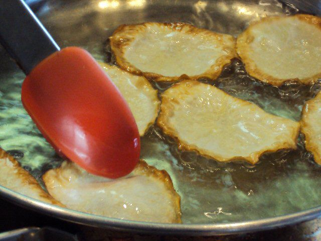 Cómo preparar chips crujientes de apio y azúcar en polvo