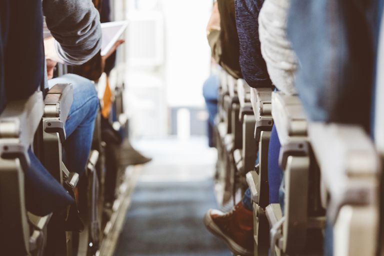 Cómo aliviar los síntomas de las piernas inquietas mientras vuela en un avión