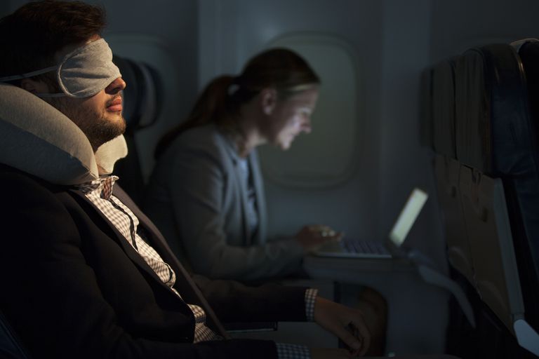 Cómo dormir mejor en un vuelo de avión