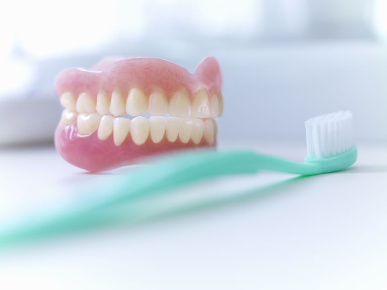 Cómo cuidar las dentaduras postizas