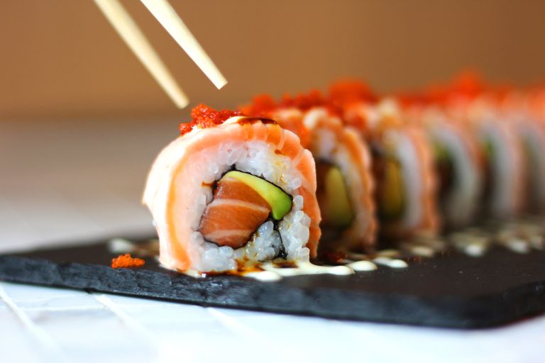 Enfermedades infecciosas asociadas con comer sushi y sashimi