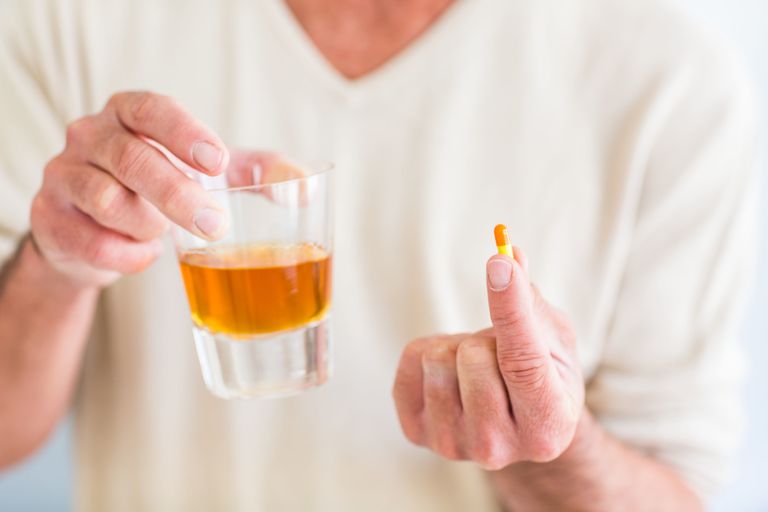 ¿Es seguro mezclar analgésicos y alcohol?