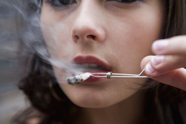 ¿Existe una conexión entre fumar marihuana y la EPOC?
