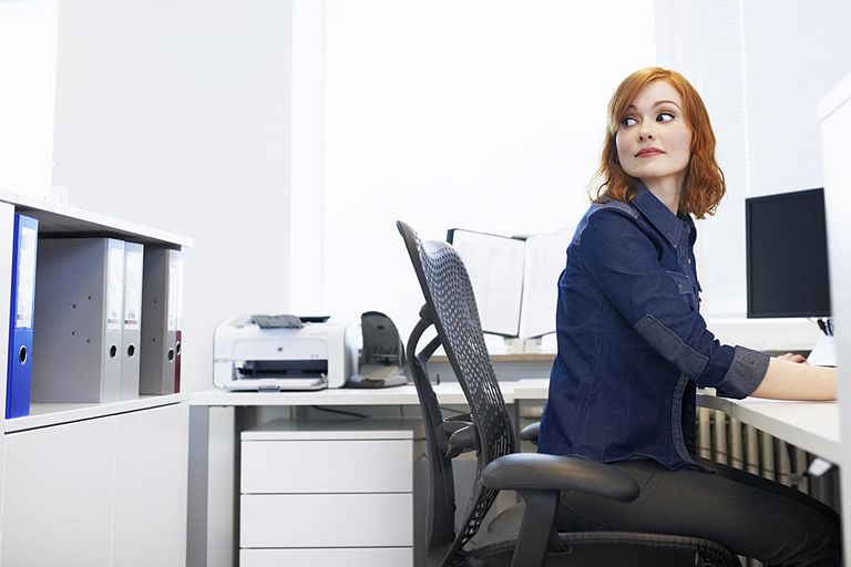¿La altura de su silla de oficina es la causa de su dolor de espalda baja?