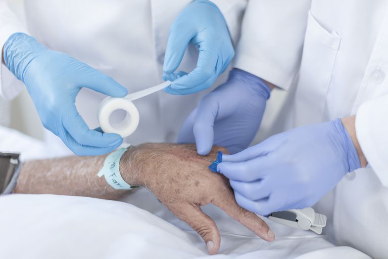 Líquidos intravenosos para alguien con demencia en etapa avanzada