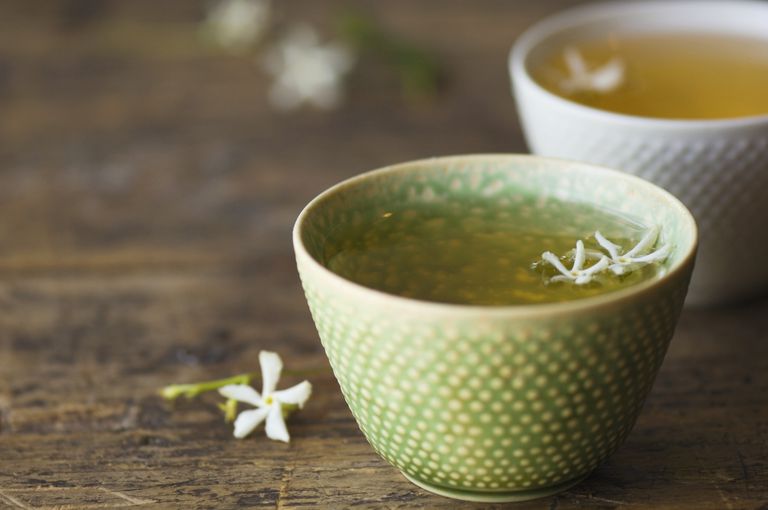 El té de jazmín es un té perfumado hecho tradicionalmente al mezclar hojas de té verde con flores de una planta de jazmín. El té fragante puede ser consumido caliente o frío ha sido admirado en China durante miles de años, que se remonta a la dinastía Ming. Su popularidad tanto en Asia como en el extranjero tiene mucho que ver con los beneficios para la salud del té de jazmín y el aroma fragante y delicado de la bebida.