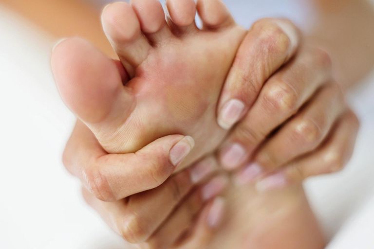 Dolor articular en los pies: uno de los síntomas de la artritis reumatoide