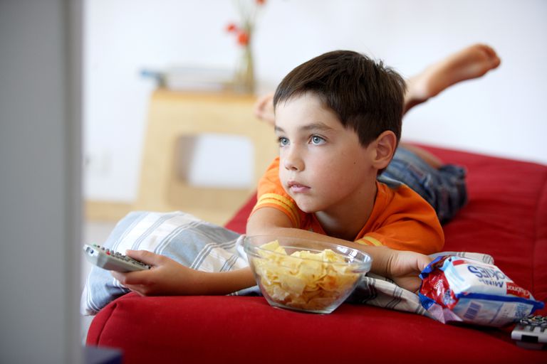 Anuncios de comida chatarra y obesidad infantil: el vínculo que los padres deben conocer
