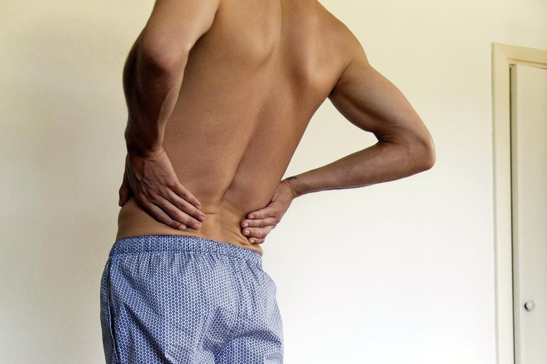 El vínculo entre el dolor de rodilla y la columna vertebral