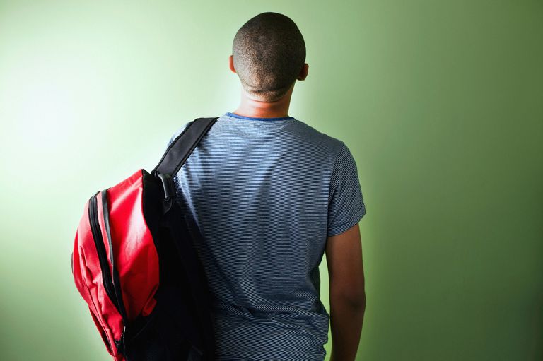 Maneras correctas e incorrectas de llevar una mochila para evitar el dolor
