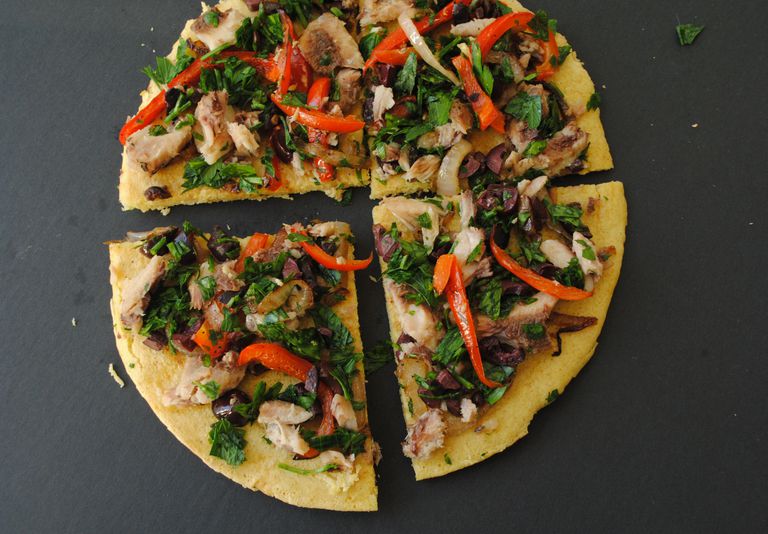 Mediterráneo Socca Pizza: Una toma antiinflamatoria en un clásico