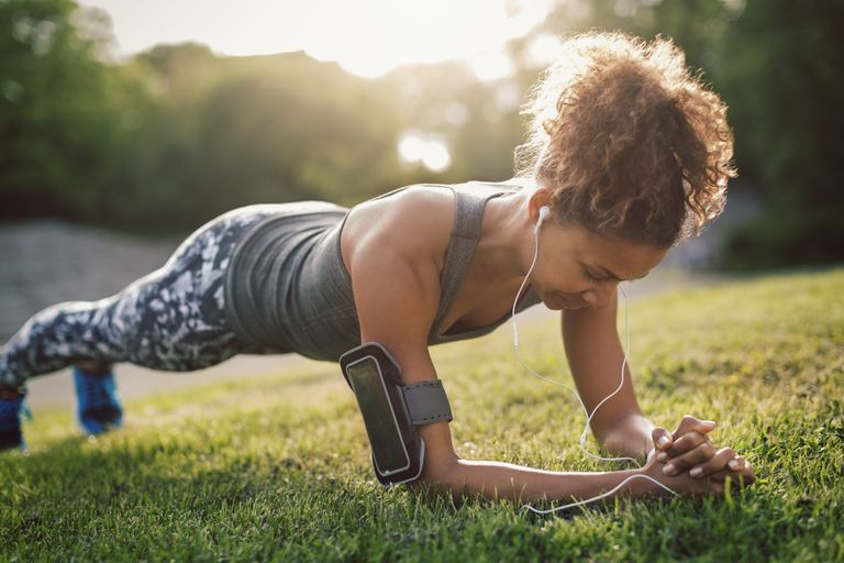 Realice el ejercicio Plank para mejorar la fuerza del núcleo