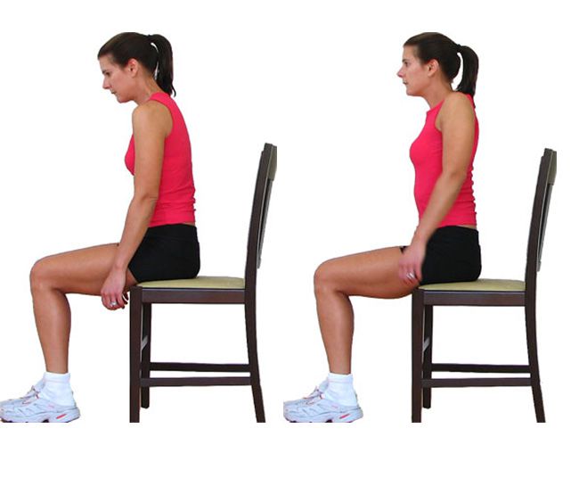 Estiramiento sentado para la espalda, el cuello y los hombros
