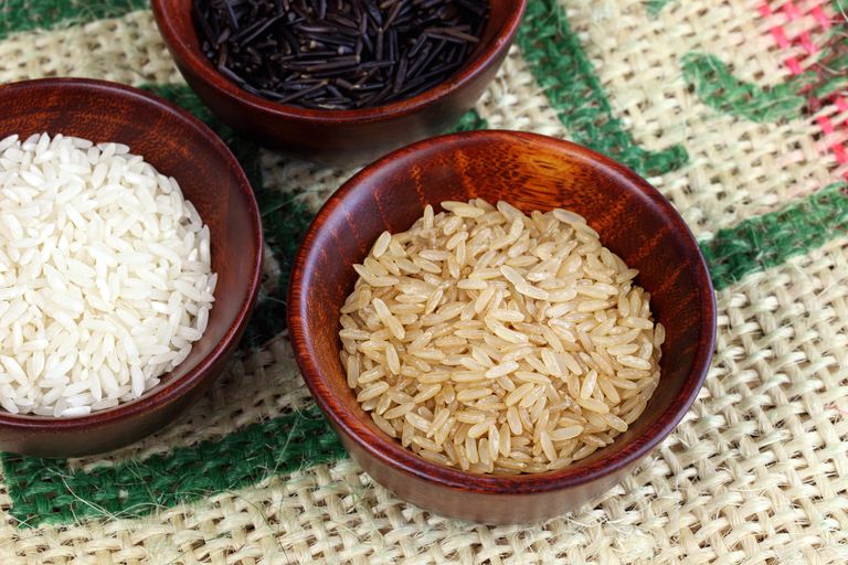 ¿Debo comer arroz integral en lugar de arroz blanco?