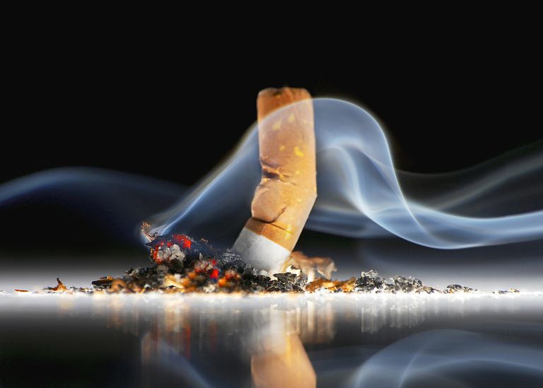 Fumar tabaco y el humo de segunda mano aumentar el riesgo de demencia