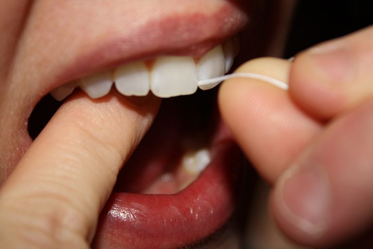 ¿Te sientes todo enredado cuando se trata de usar hilo dental?