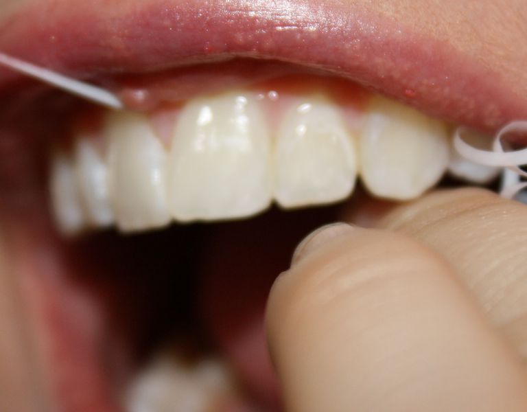 ¿Te sientes todo enredado cuando se trata de usar hilo dental?