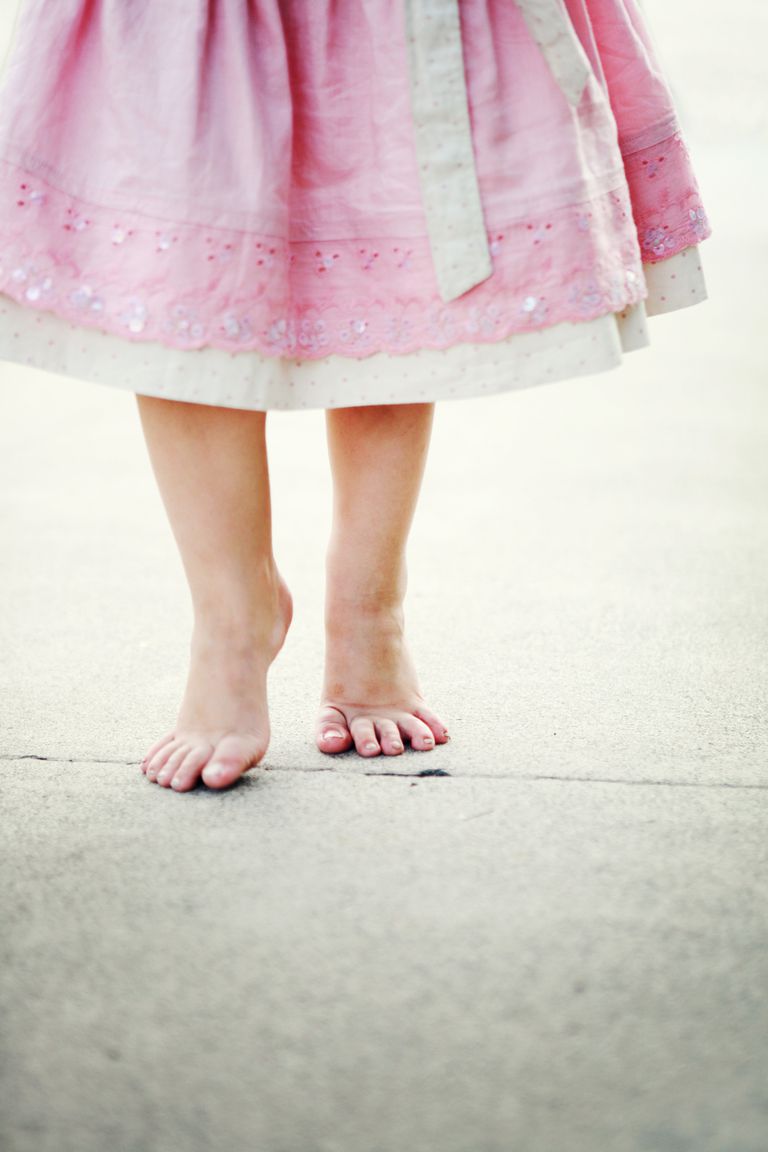 Caminar con los pies en los niños